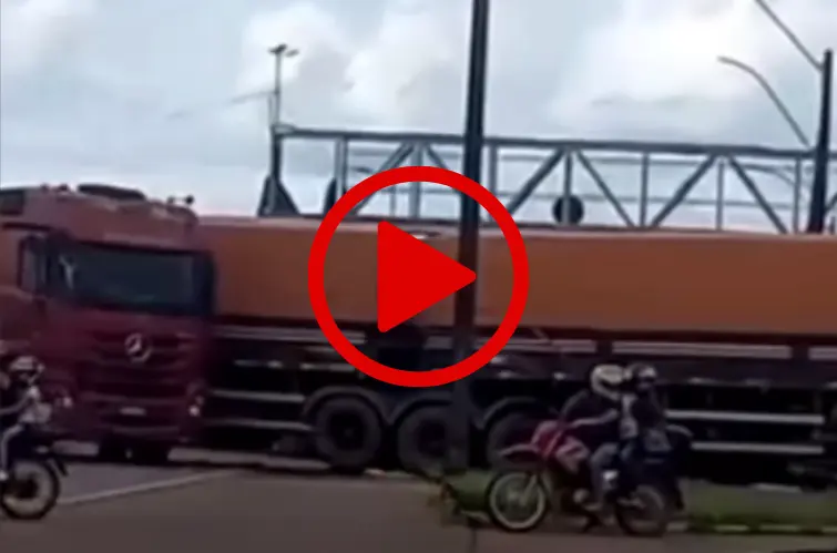 Carreta perde controle, invade pista contrária e atinge motociclista em Porto Velho