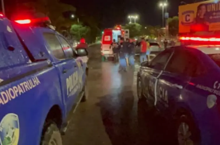 Motociclista inabilitado fica ferido após acidente em semáforo em frente ao shopping nesta noite