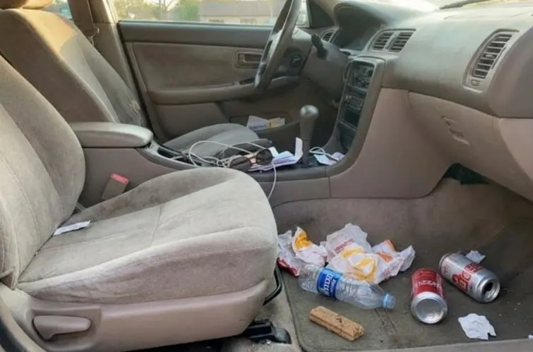Lixo dentro do carro pode gerar multa de até R$ 2 mil e até prisão em cidade dos EUA