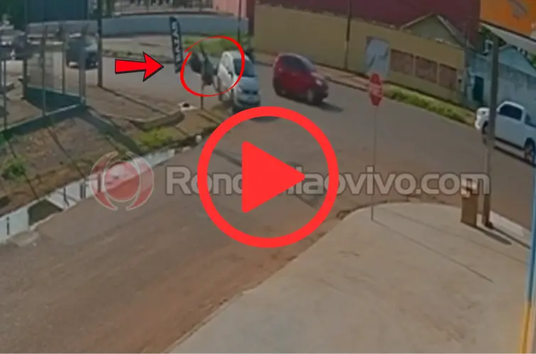 Motocicleta fica destruída após grave acidente na Avenida Rio de Janeiro, em Porto Velho