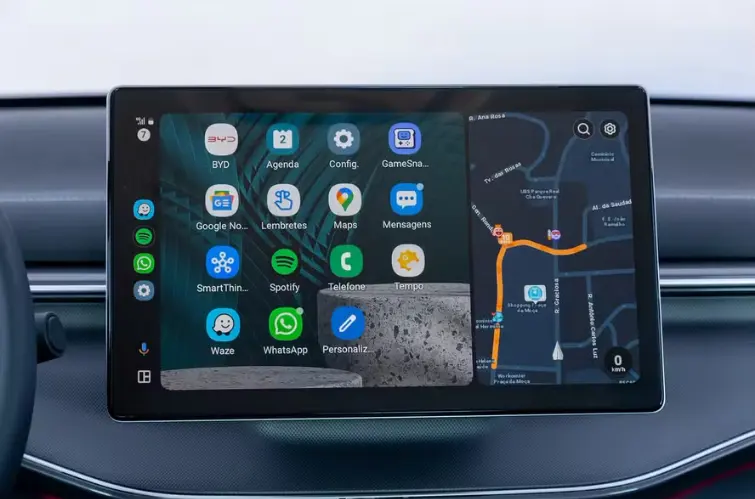 Central multimídia do carro poderá exibir propagandas a partir de 2026?