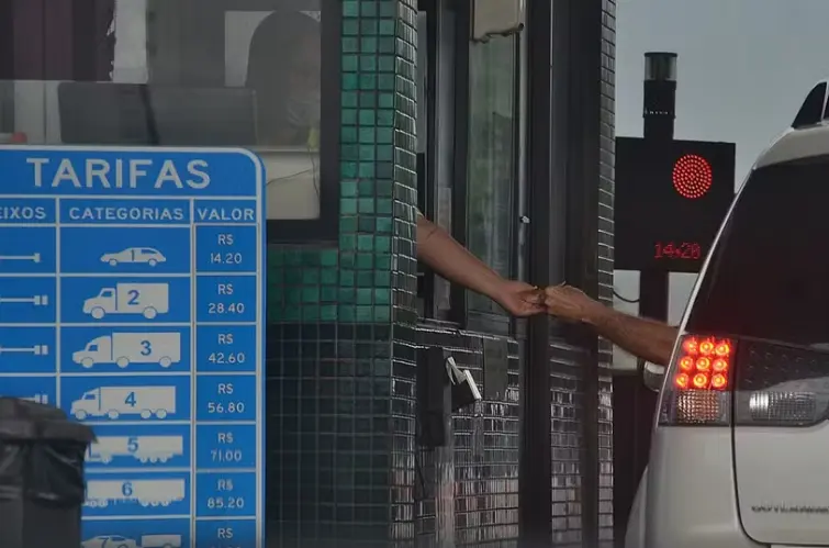 Carros podem pagar pedágio urbano para financiar ônibus e metrô em nova lei