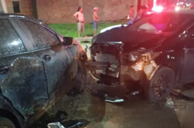 Criança e mulher ficam feridas após grave batida entre carros na Avenida Rio de Janeiro