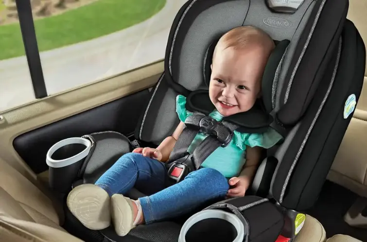 Transporte de crianças no carro exige cadeirinha e pode gerar multa gravíssima