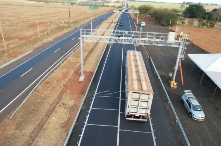 Como funciona a balança dinâmica que pesa caminhões sem reduzir a velocidade