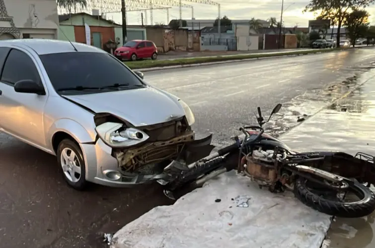 Motociclista fica gravemente ferido após colisão durante conversão em cruzamento