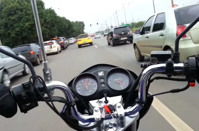 Olhar mais longe melhora a estabilidade e reduz reações bruscas na moto