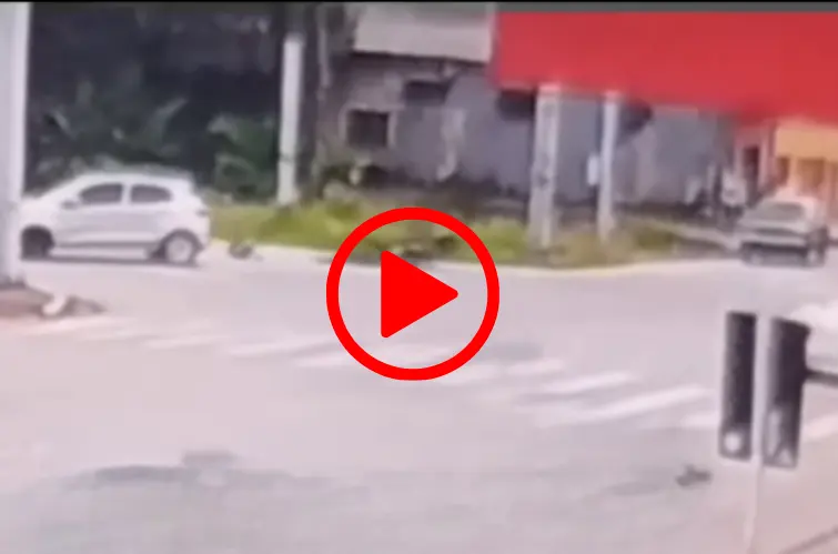 Vídeo mostra forte colisão entre carro e moto no cruzamento da Avenida Amazonas