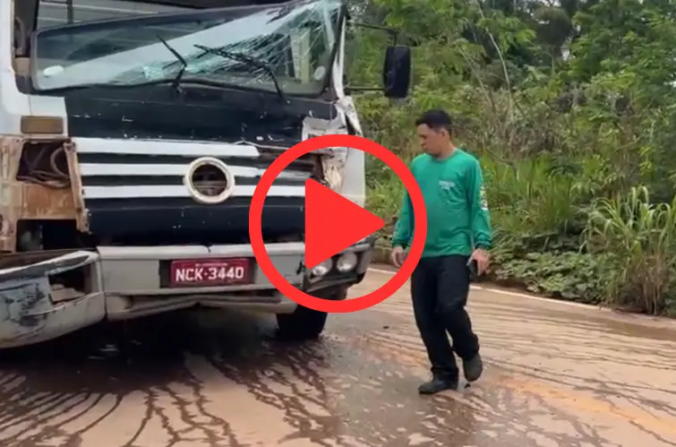 Caminhões colidem na Estrada da Areia Branca, em Porto Velho