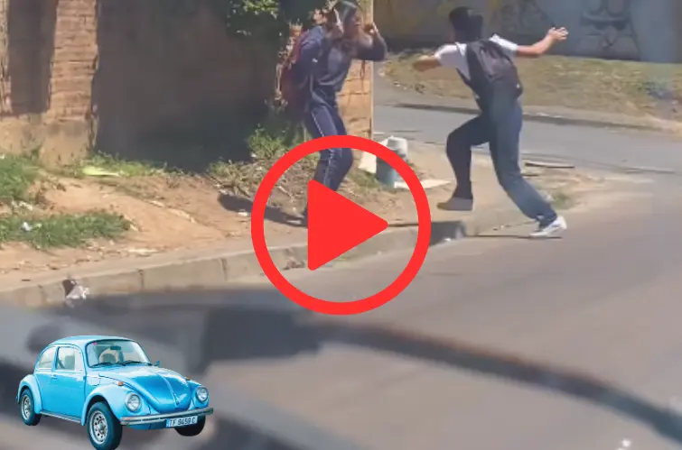 Veja vídeo de dono de Fusca azul passando perto de escola e relembrando a velha brincadeira