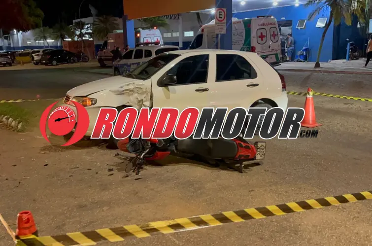 Motoboy fica em estado grave após colidir com carro em frente ao Hospital João Paulo II