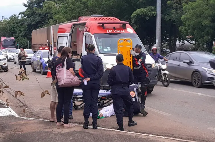 Na Jorge Teixeira, mulher fica ferida após colisão entre carro e moto