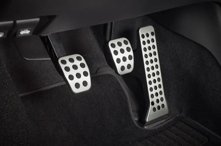 Por que alguns carros novos têm “delay” no acelerador? Especialistas explicam