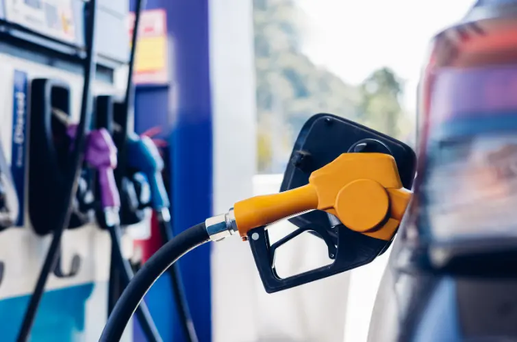 Gasolina E30 entra em vigor no Brasil com promessa de economia e impacto no desempenho dos carros flex