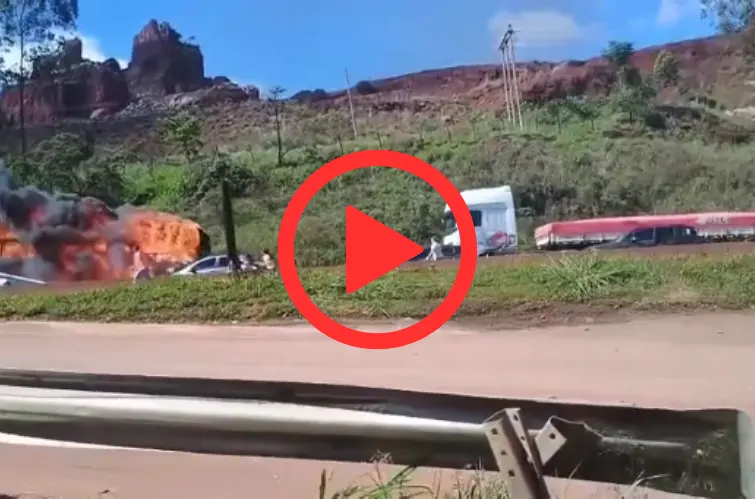 Ônibus de turismo pega fogo na Serra de Igarapé e vídeo impressiona nas redes