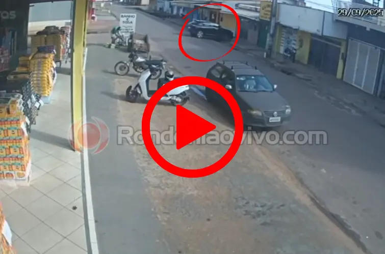 Carro desgovernado invade comércio na Avenida Tancredo Neves em Porto Velho