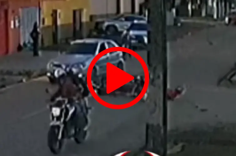 Câmera registra colisão entre motocicletas e duas mulheres ficam feridas em Porto Velho
