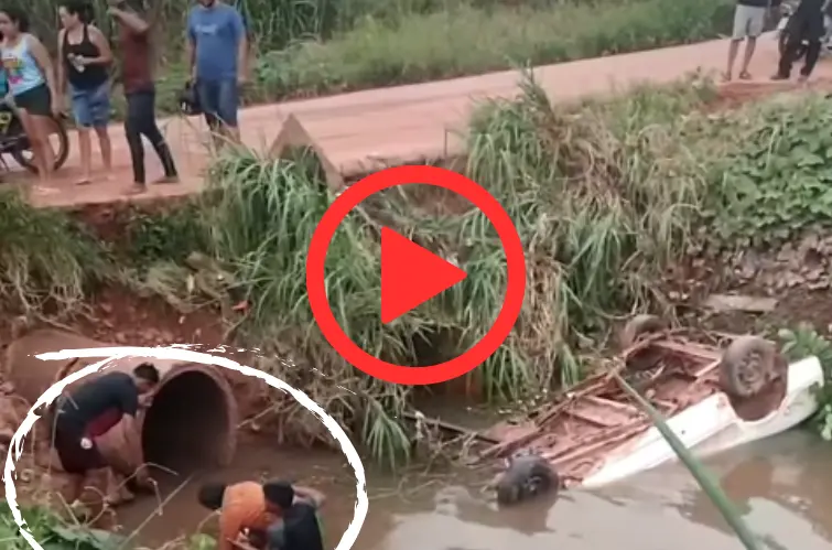 Vídeo mostra resgate de idosa cadeirante e do marido após carro capotar e cair em vala em Porto Velho