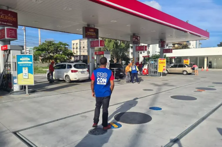 Veja como denunciar um posto por preços abusivos de combustíveis e quais canais usar