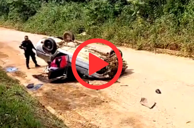 Veja como ficou o estado do carro após capotamento durante fuga de assaltantes na capital