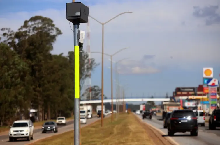 Veja como funciona o radar de velocidade média que calcula o trajeto inteiro e não apenas um ponto da via
