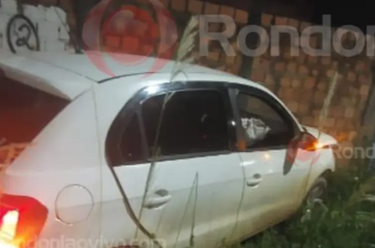 Colisão entre carros deixa dois feridos e veículos atingem muro de residência