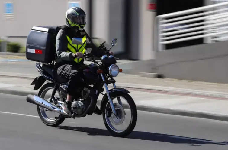 Moto no serviço passa a garantir adicional de periculosidade a partir de abril de 2026