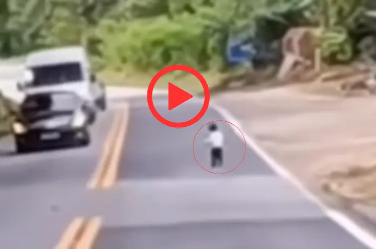 Vídeo mostra bebê correndo para a rua e se aproximando do trânsito