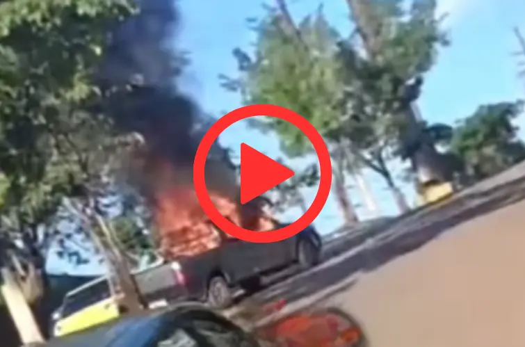 Fiat Strada fica destruída após incêndio em avenida da região Central de Porto Velho