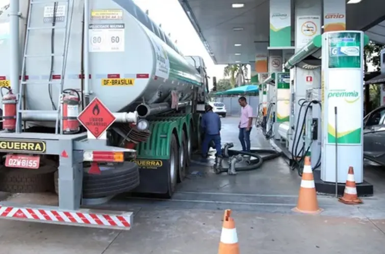 Governo lança pacote bilionário para conter alta do diesel e do gás de cozinha