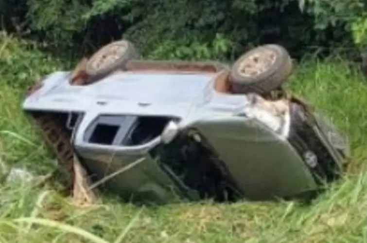 Jovem perde controle de Hilux e capota veículo na BR-364 em Porto Velho