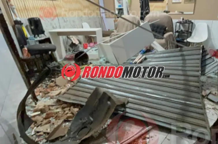 Carro invade salão de beleza após colisão no Centro de Porto Velho